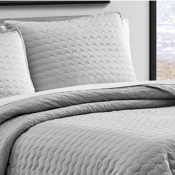 New Vera Wang Queen Quilt Set (Herringbone Silver, Queen) - Picture 2 of 3